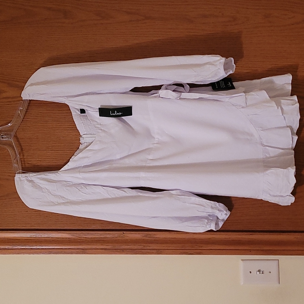 Lulus white knee length long sleeve party dress. Size xl.